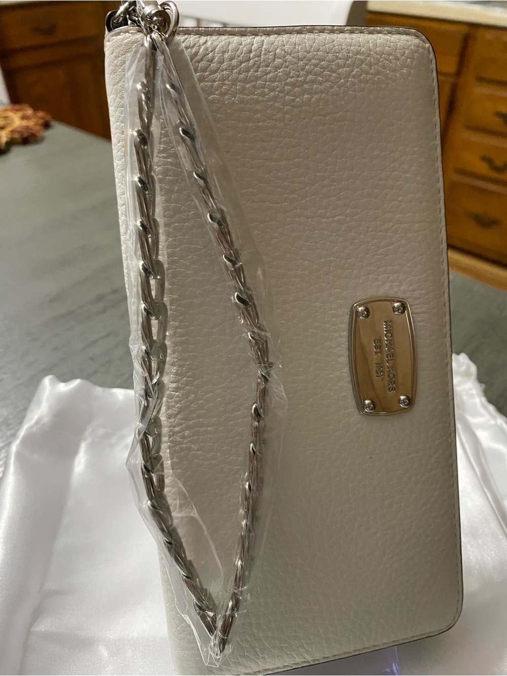 Michael Kors White Zip Around Wallet - Picture 9 of 16